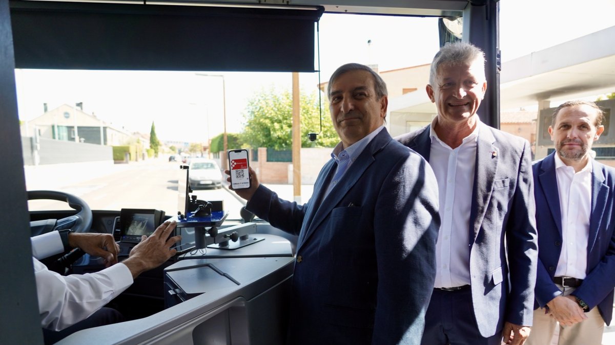 El consejero de Movilidad y Transformación Digital, José Luis Sanz Merino, presenta la puesta en marcha del transporte gratuito para empadronados en Castilla y León con Buscyl, en Arroyo de la Encomienda (Valladolid).