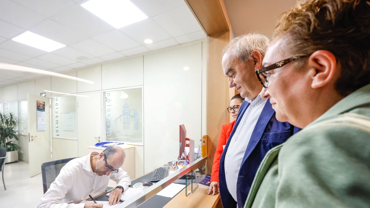 Un momento del registro de la candidatura de Andrés Hernando en la sede de la Confederación de Asociaciones Empresariales, en plaza Castilla.