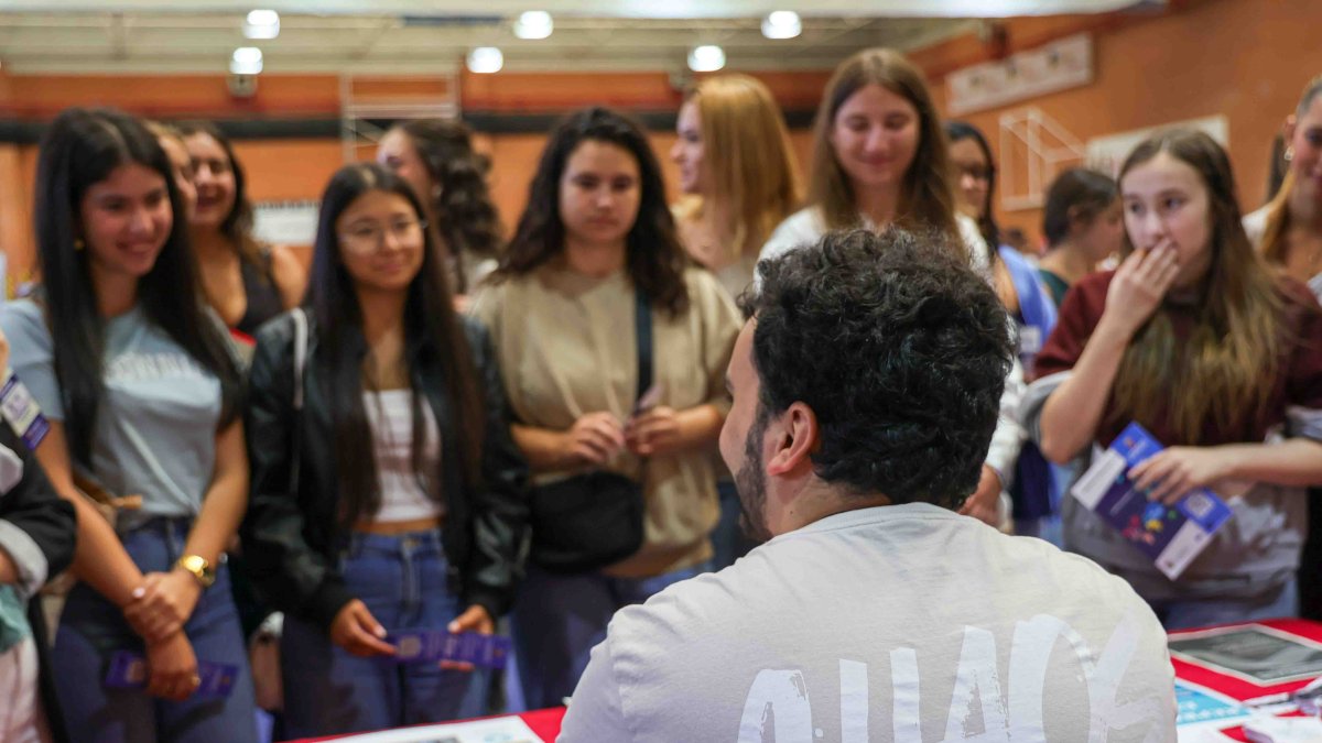 Un grupo de nuevas alumnas