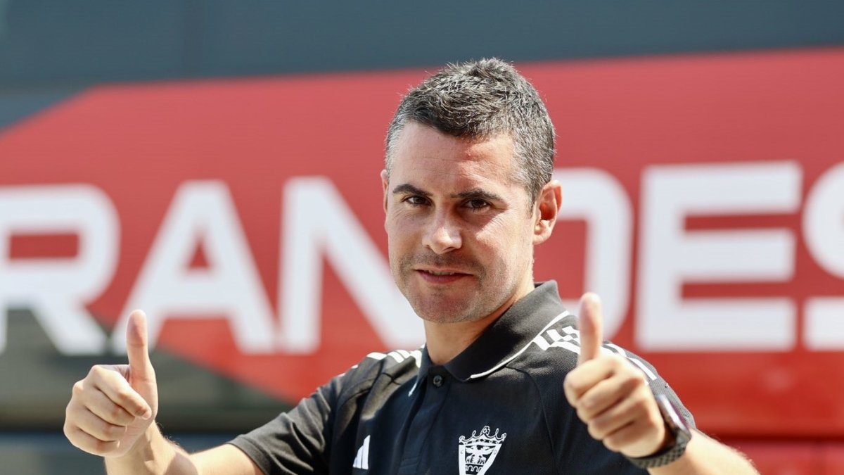 El entrenador del CD Mirandés, Fran Justo, durante uno de los entrenamientos.