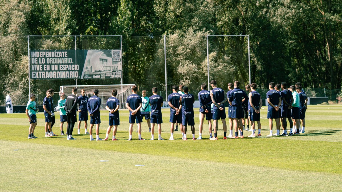 Ramis da instrucciones durante un entrenamiento a la plantilla, de los que podrá contar con todos para la próxima jornada excepto Íñigo Córdoba.