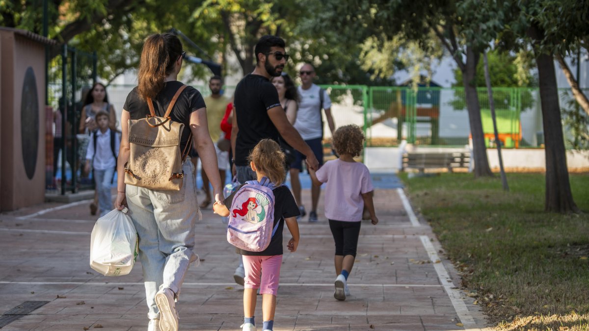 Archivo - Varios niños a su llegada al colegio.