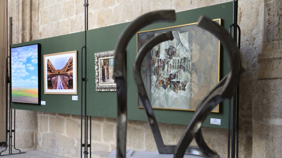 Muestra del grupo de artistas  Thieldon, protagonizada por obras del pintor francés Delphy, en el claustro de la Catedral de Palencia, con motivo  del hermanamiento entre Bourges y Palencia