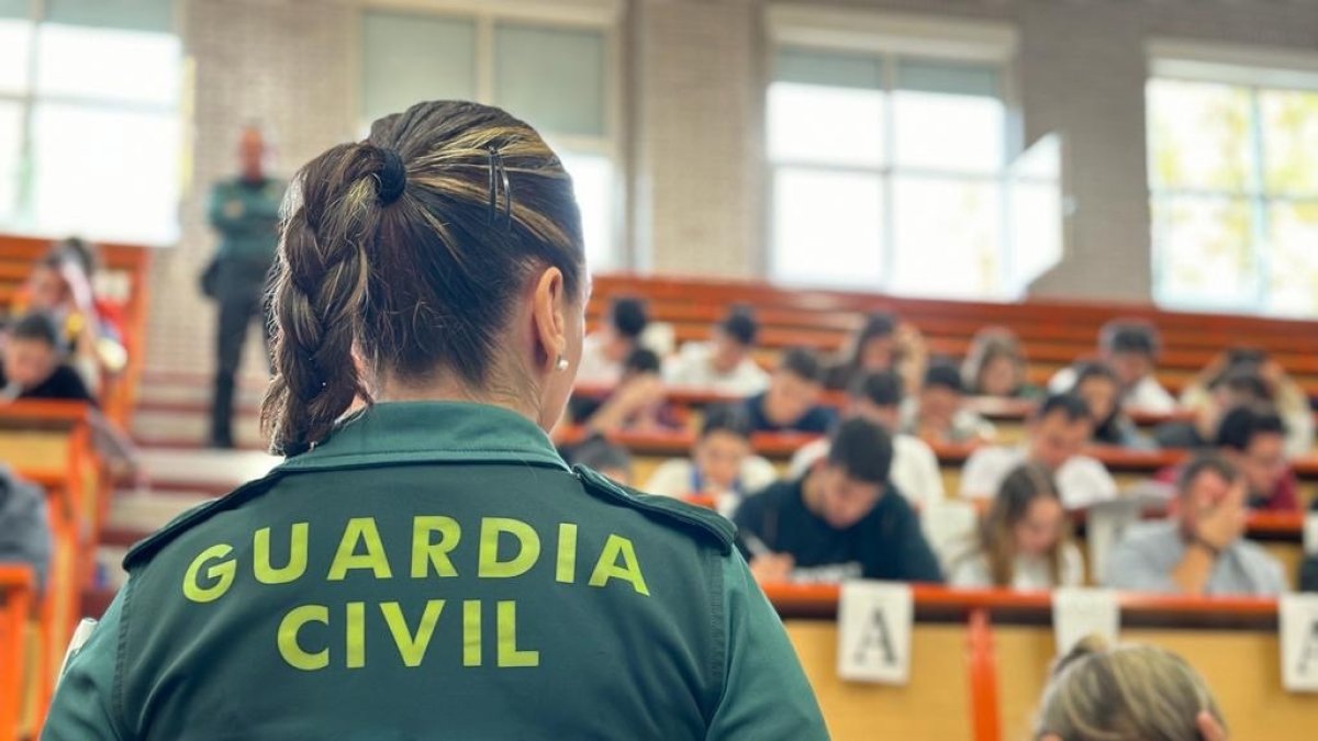 Archivo - Una agente de la Guardia Civil en un aula.