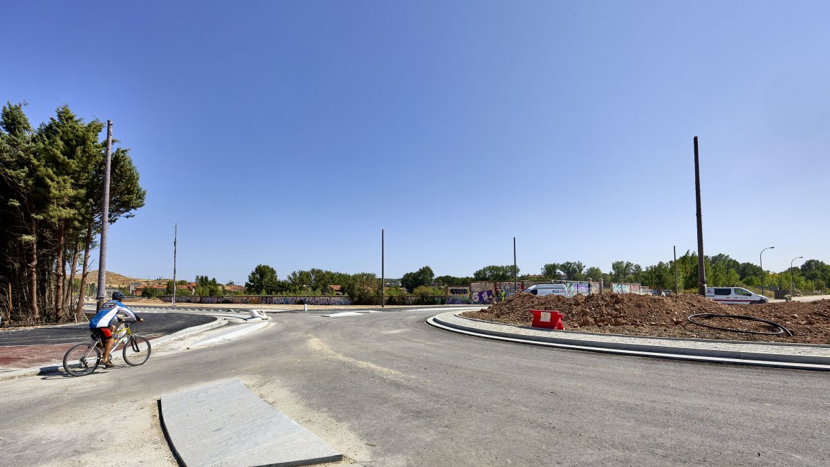 Un ciclista curiosea la que es la primera rotonda 'a la holandesa' en Burgos, aunque la zona está todavía en obras.
