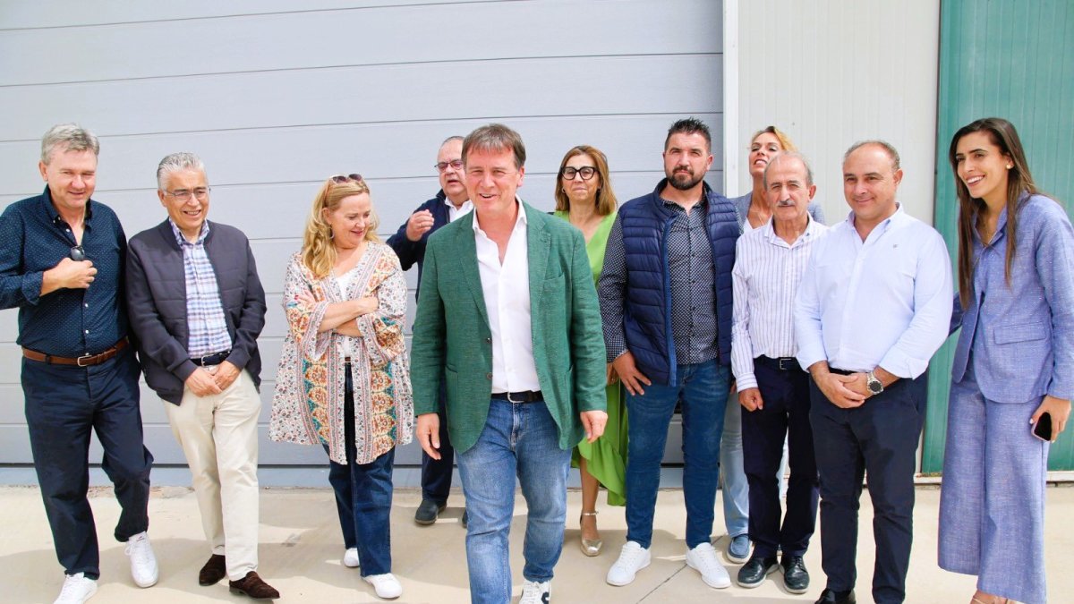 Suárez, acompañado por un grupo de cargos públicos del PP de Burgos, a las puertas del polideportivo de Cogollos.