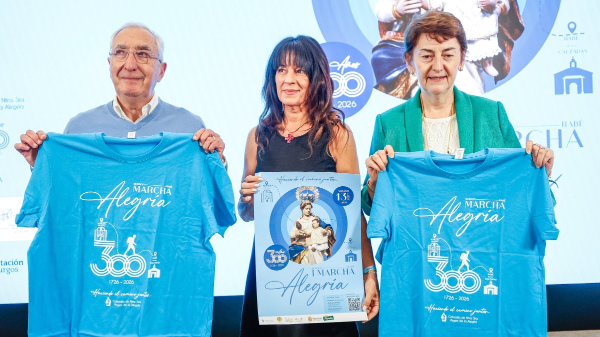 José Luis Díez Vivar, prior de la cofradía, la portavoz de la Diputación, Inmaculada Sierra y Rosa María Calvo Iglesias, secretaria de la cofradía.