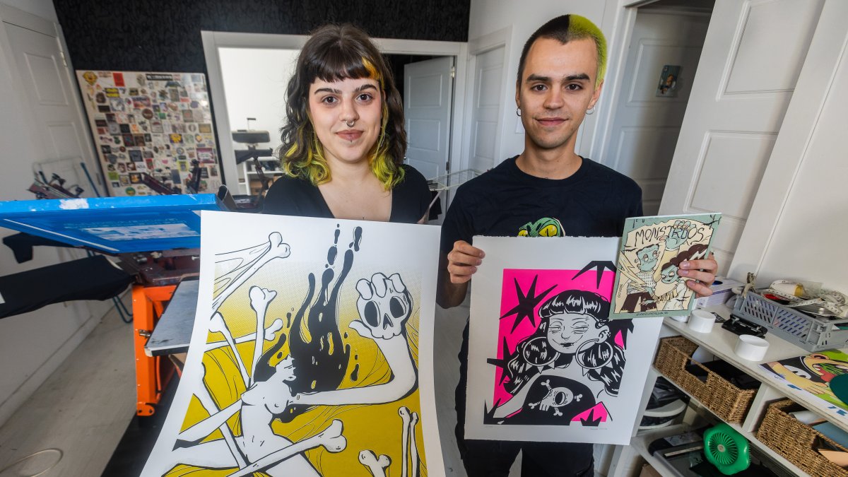 Álvaro y Gadea posan con algunas de sus láminas serigrafiadas.