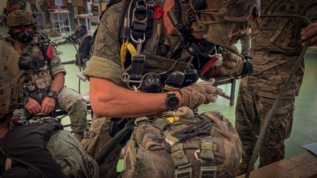 Soldados se preparan para el ejercicio.