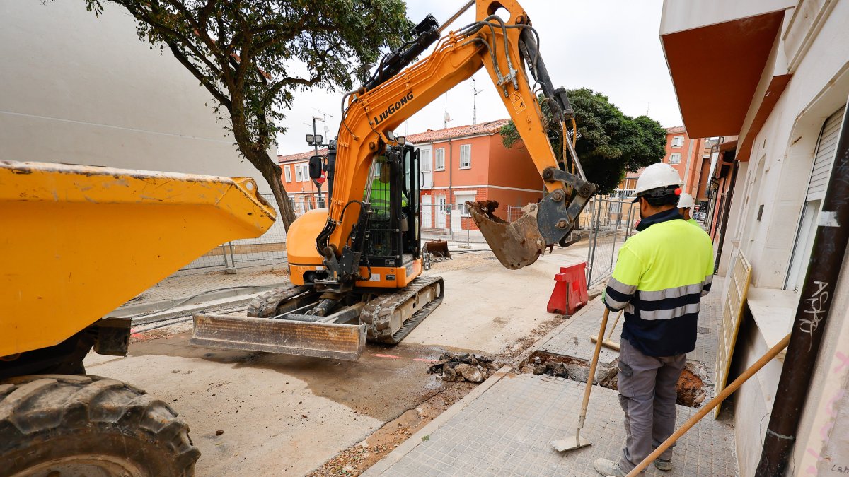 Obras de la red de saneamiento en la Barriada Inmaculada.