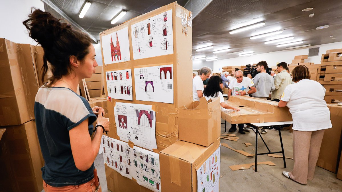 La Catedral de cartón para el EnClave de Calle se construye, pieza a pieza, en un taller del Fórum Evolución.