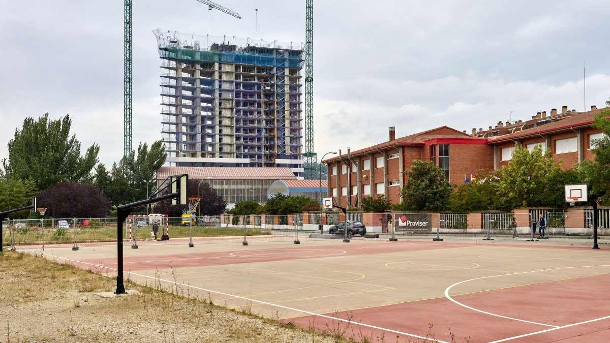 Vallado instalado en el exterior del Instituto Diego de Siloé, de cara al comienzo de las obras de ampliación.