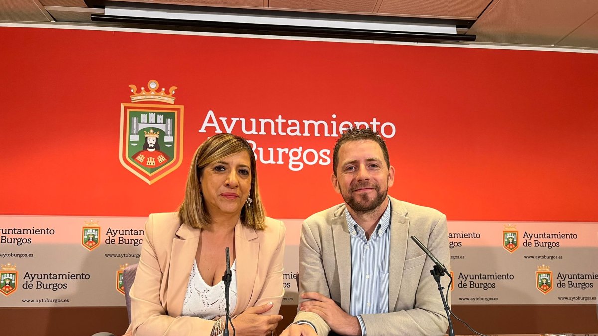 Nuria Barrio y Josué Temiño, del grupo municipal socialista, en rueda de prensa.