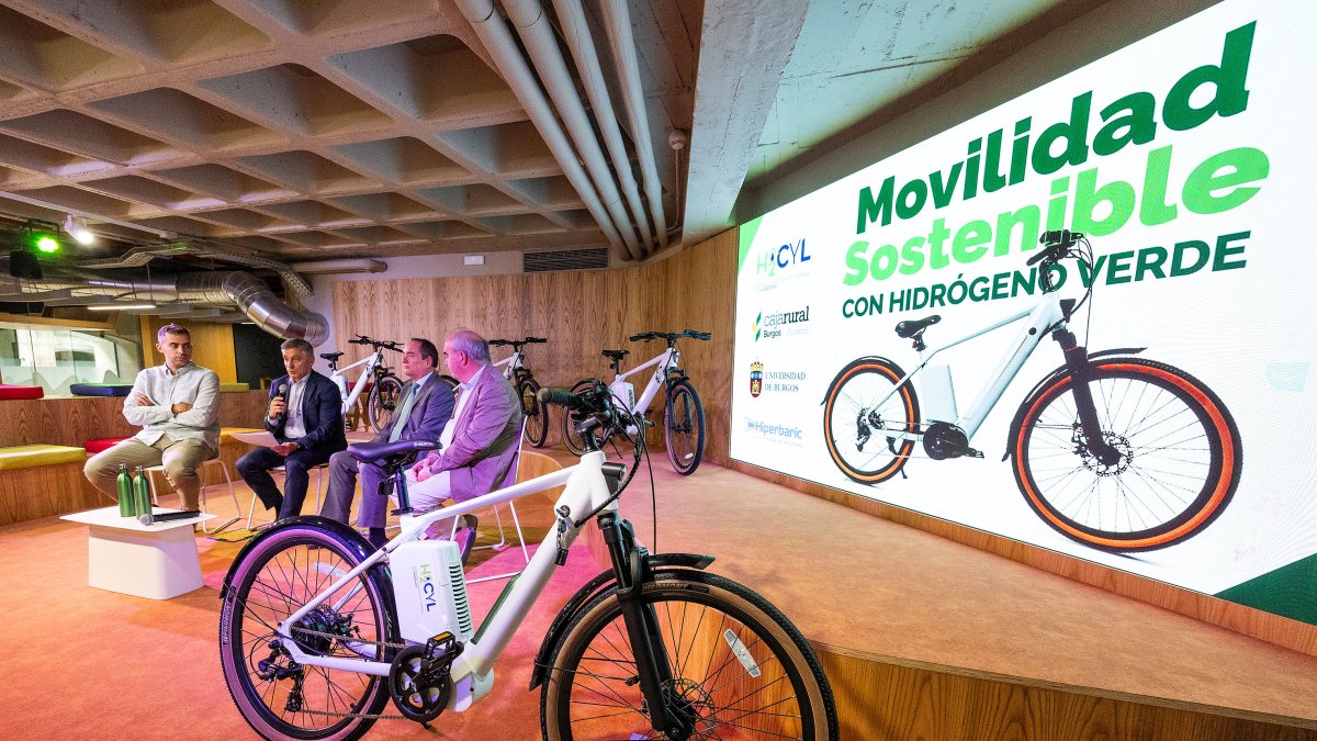 Representantes de las cuatro entidades implicadas en la iniciativa detallaron la misión de las bicicletas impulsadas por hidrógeno.