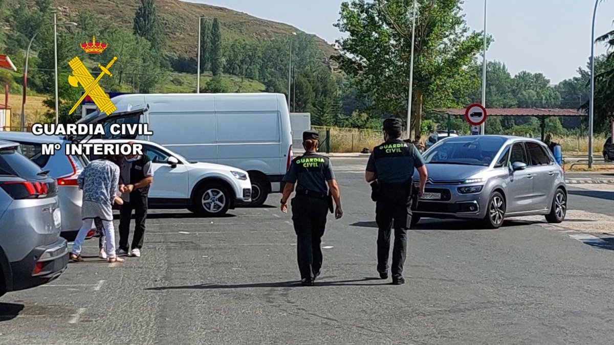 La Guardia Civil esclarece un hurto en la AP-1 y recupera objetos valorados en 2.500 euros.