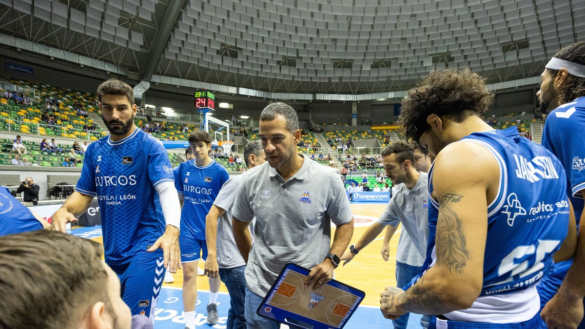 Savignani da instrucciones a sus jugadores durante un tiempo muerto en el partido contra el Flamingo.