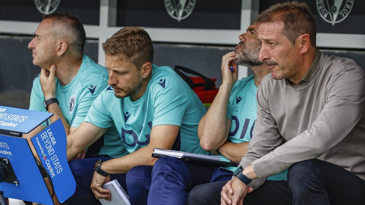 Ramis, en el banquillo, durante el partido contra Las Palmas.
