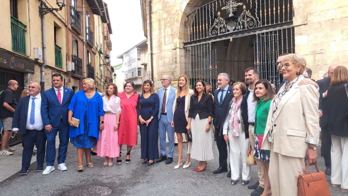 Peña junto a miembros del PSOE, en Miranda.