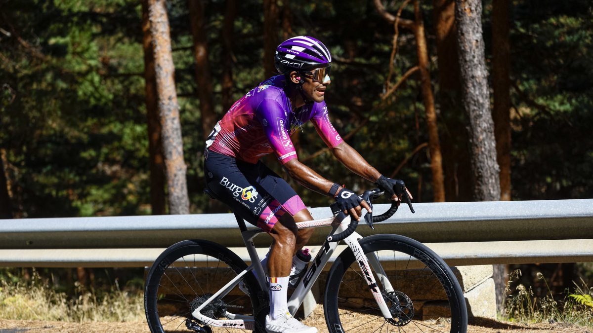 Sergio Chumil asciende el Puerto de Navacerrada.