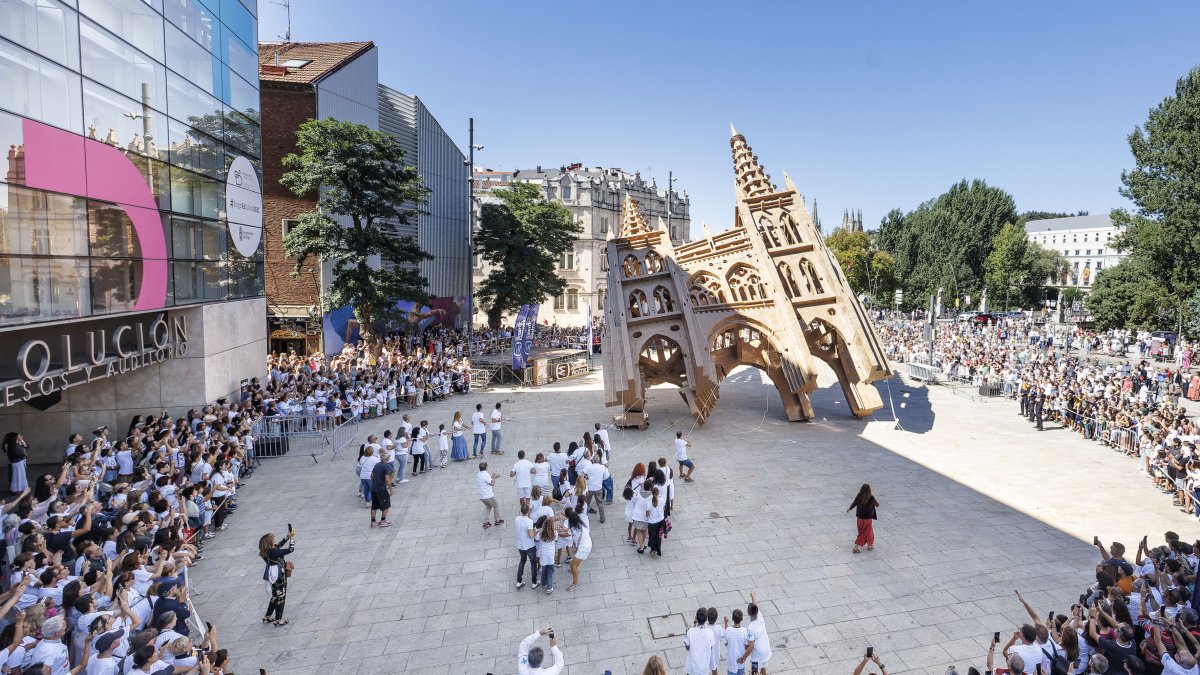 Demolición de la Catedral de Burgos (en cartón) para despedir el EnClave de Calle.