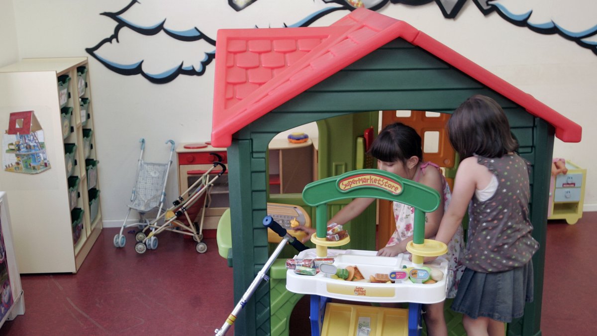 Dos niñas juegan en el cívico de San Agustín, que cuenta con su propio centro de día infantil para favorecer la conciliación familiar.