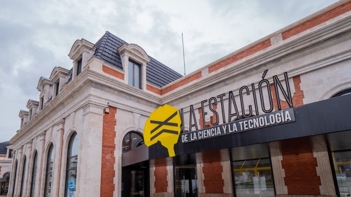 Exterior de la Estación de la Ciencia y la Tecnología.