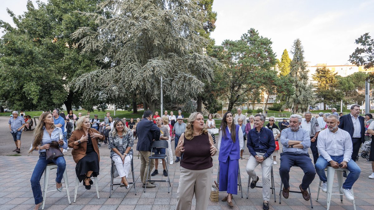 Cristina Ayala, flanqueada por su equipo de Gobierno, en el parque Félix Rodríguez de la Fuente.