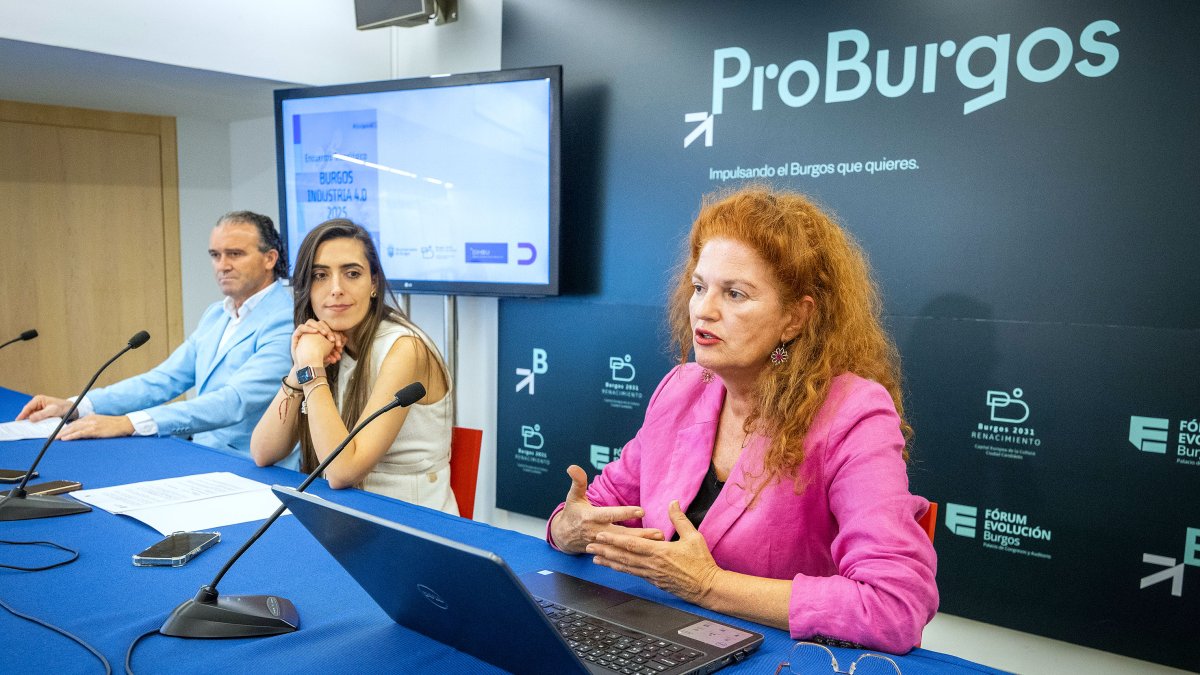 La presidenta de ProBurgos, Andrea Ballesteros (centro), junto con los responsables de Dihbu, Mario Pampliega y Belén Lanuza.