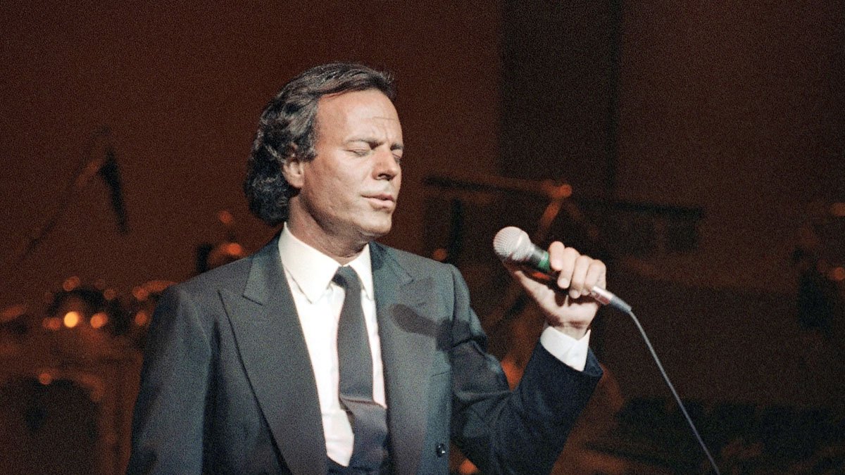 Julio Iglesias, en una actuación en el Radio City Music Hall de Nueva York, en 1984.
