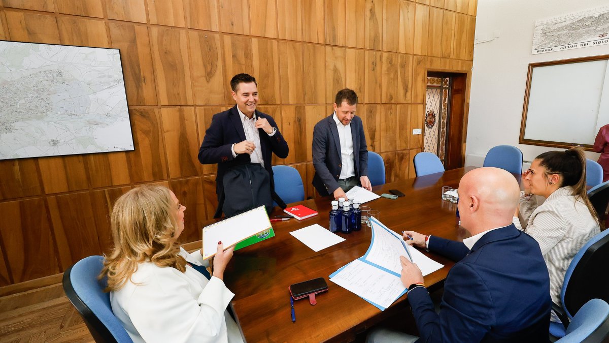 Los concejales del PSOE, Daniel de la Rosa y Josué Temiño, llegan a la reunión con el equipo de Gobierno del PP.
