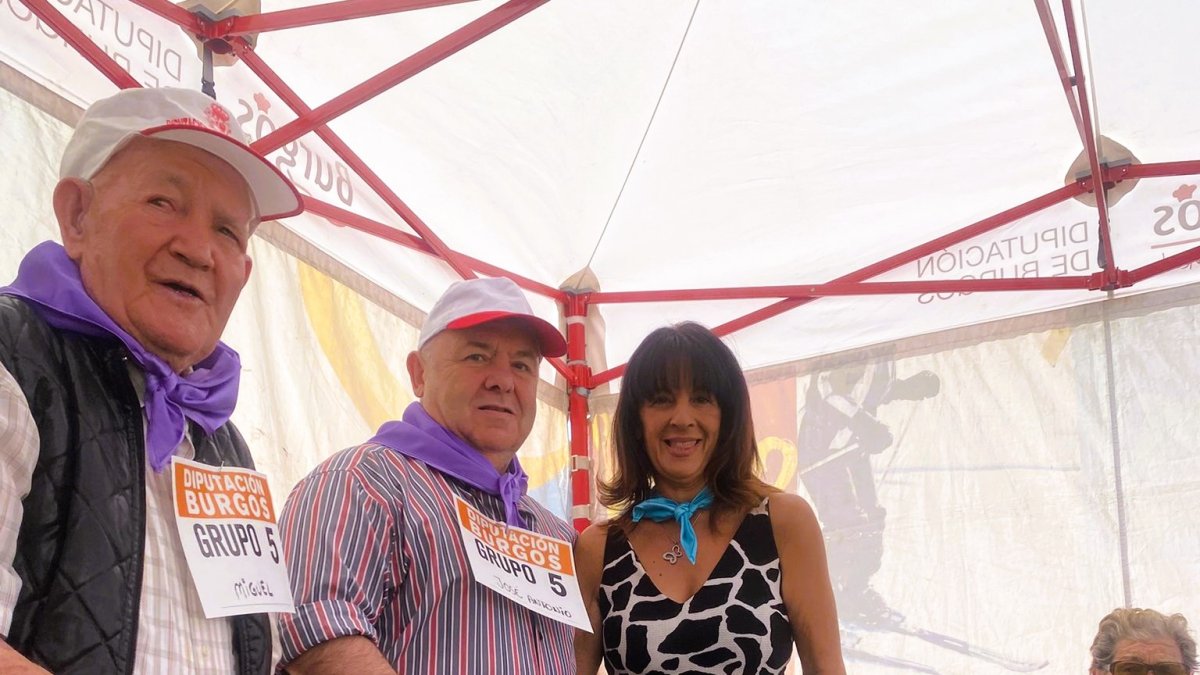 La vicepresidenta y diputada de Acción Social, Inma Sierra, felicita a uno de los participantes.