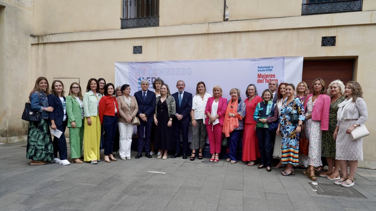 La consejera de Industria, Comercio y Empleo, Leticia García, inaugura la jornada central del IV Congreso de Mujeres Empresarias EDA 2025 ‘Reduciendo la brecha STEM: Mujeres del Futuro’.