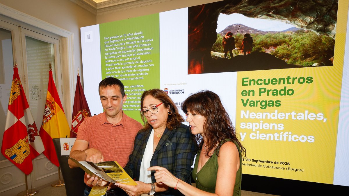Raquel Contreras junto con los coordinadores del yacimiento de Padro Vargas Alfonso Benito (Cenieh) y Marta Navazo (UBU).