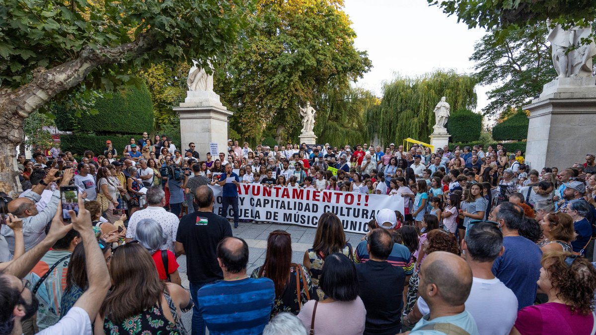 Un momento de la concentración de las familias usuarias de la Escuela Municipal de Música en el paseo del Espolón.