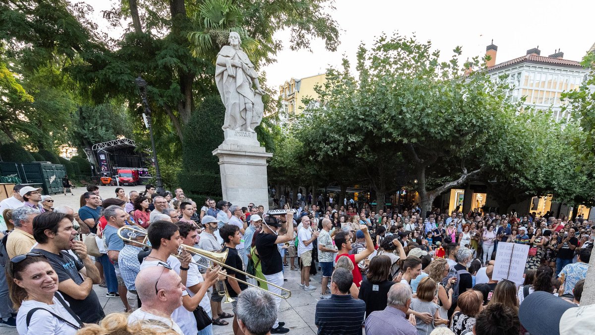 Un momento de la concentración de las familias usuarias de la Escuela Municipal de Música en El Espolón de Burgos.
