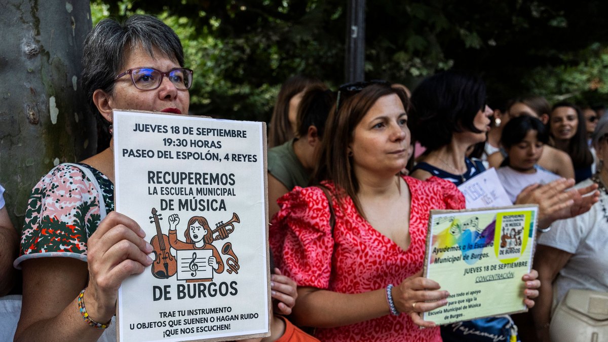 Un momento de la concentración de las familias usuarias de la Escuela Municipal de Música en El Espolón de Burgos.