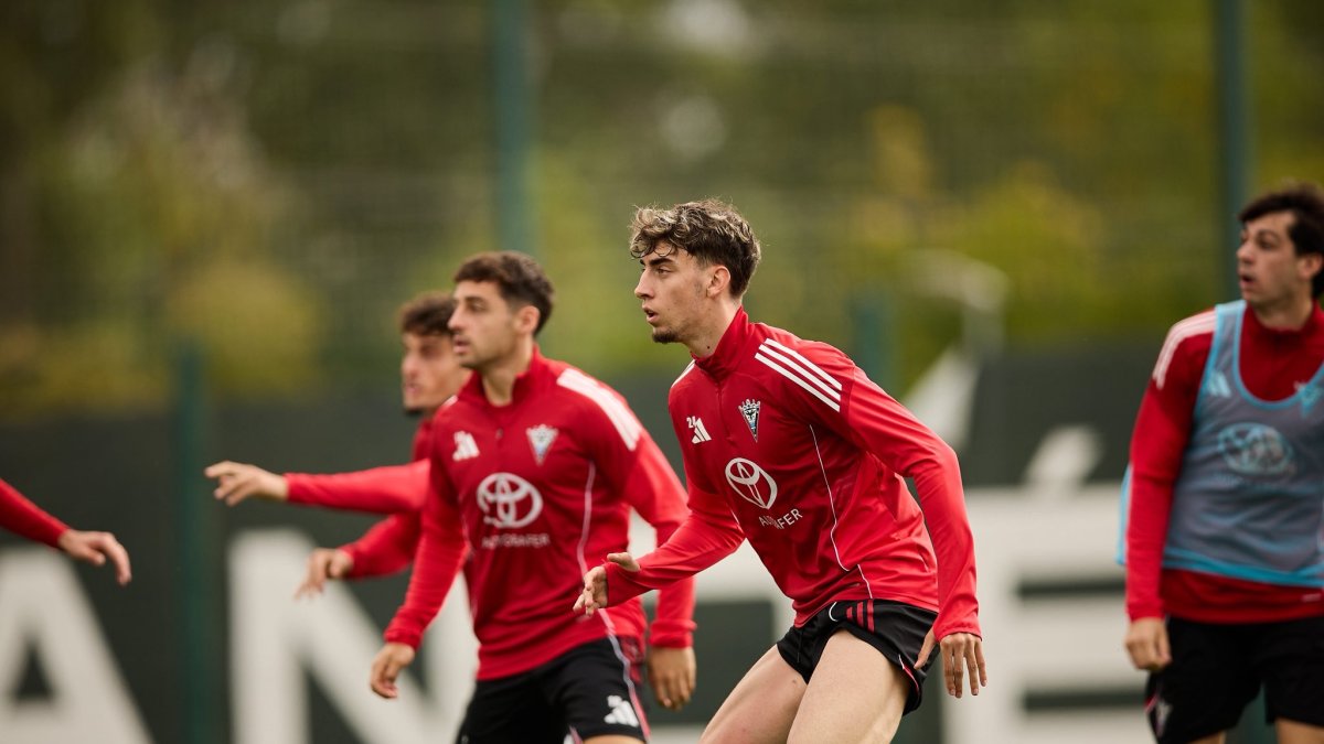 Los jugadores del Mirandés apuran la preparación antes de viajar a Andorra en la sexta jornada de liga.