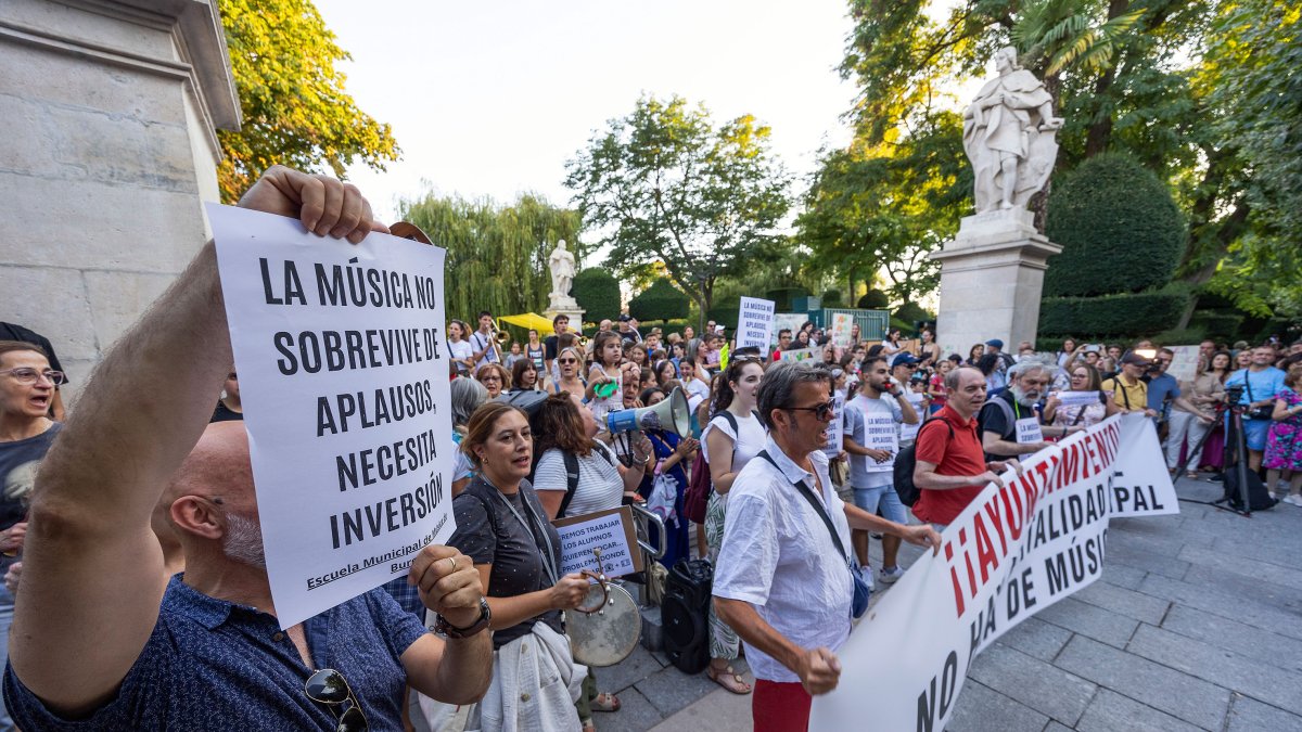 Concentración por  la reapertura de la escuela municipal de música.