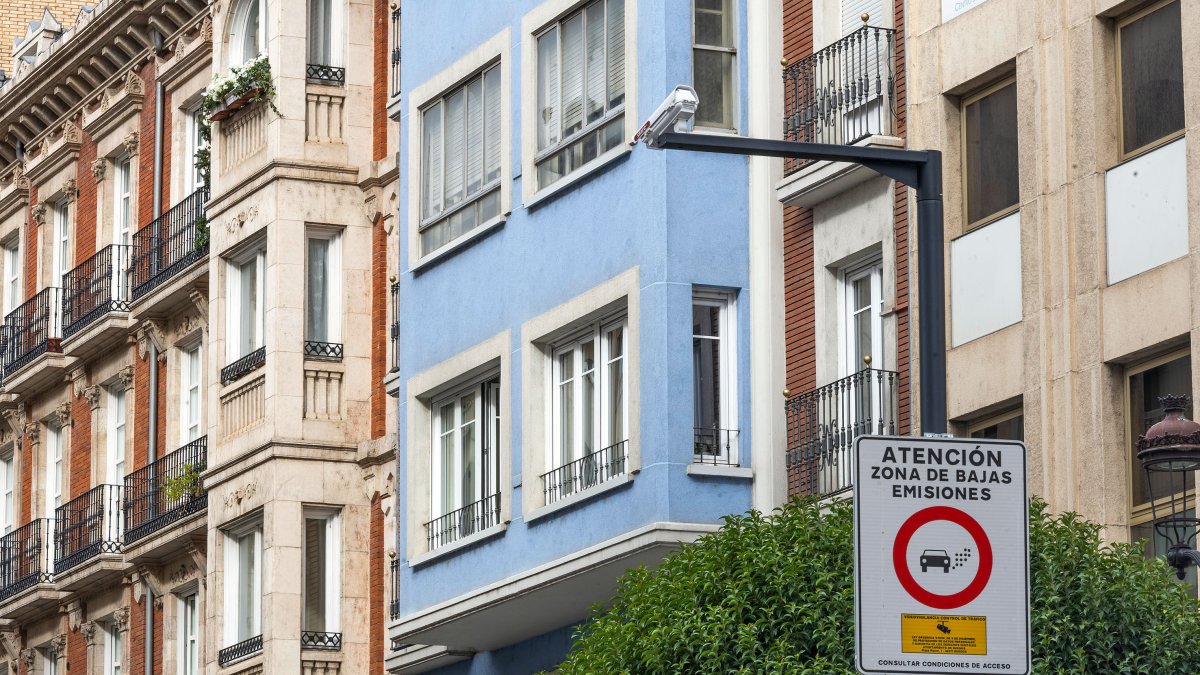 Señales, en la calle Vitoria, donde se especifica los vehículos autorizados para circular por el distintivo medioambiental de la DGT.