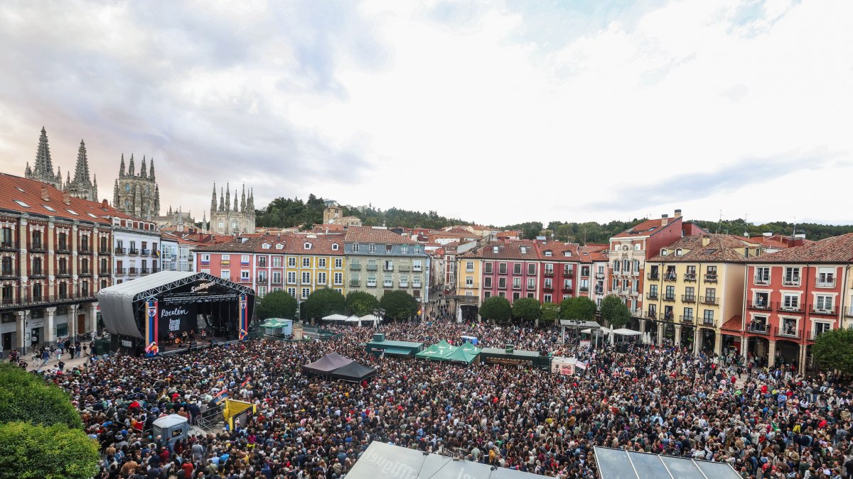 Vista de la Plaza Mayor durante el concierto de Rozalén con Fetén Fetén.