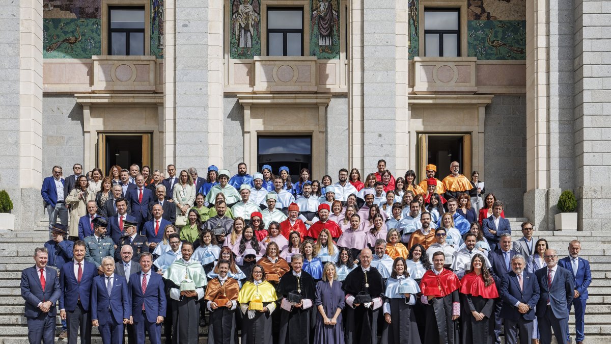 Foto de familia en la apertura del curso en la Universidad Isabel I