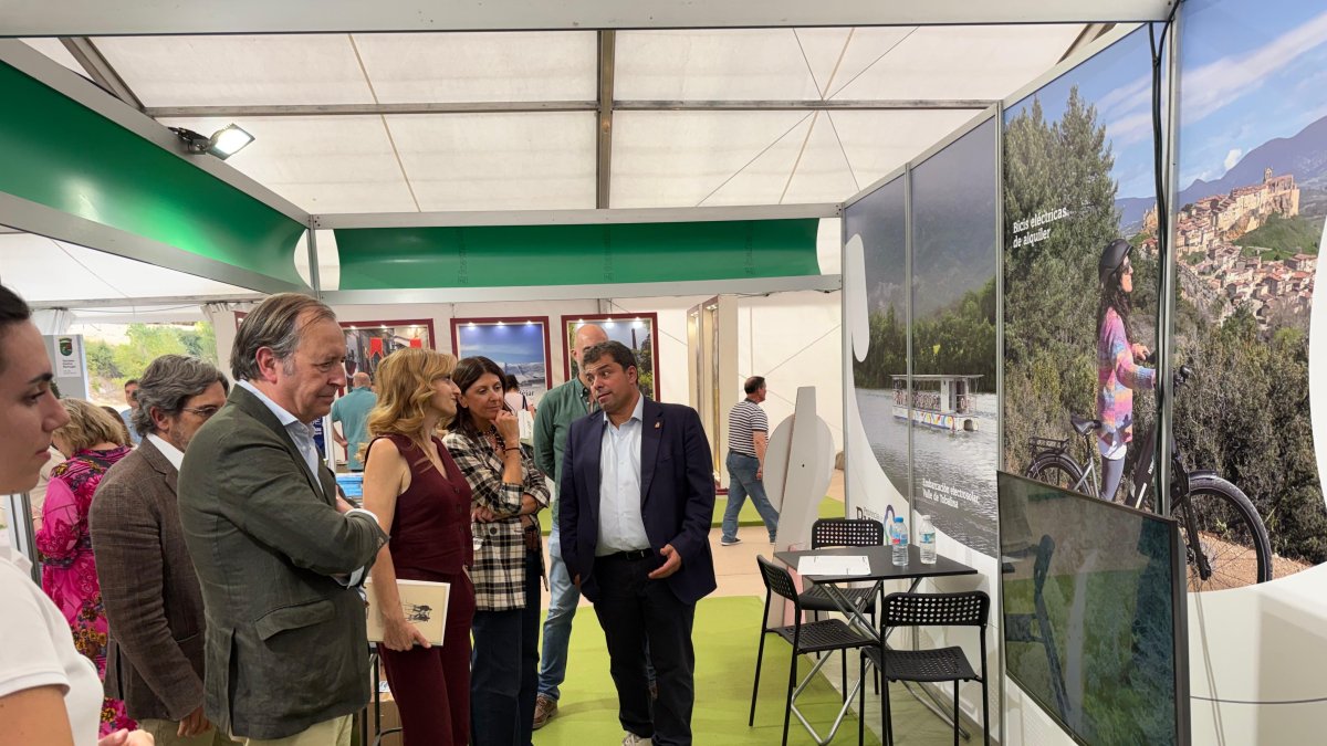 Imagen de la visita de la viceconsejera al stand.