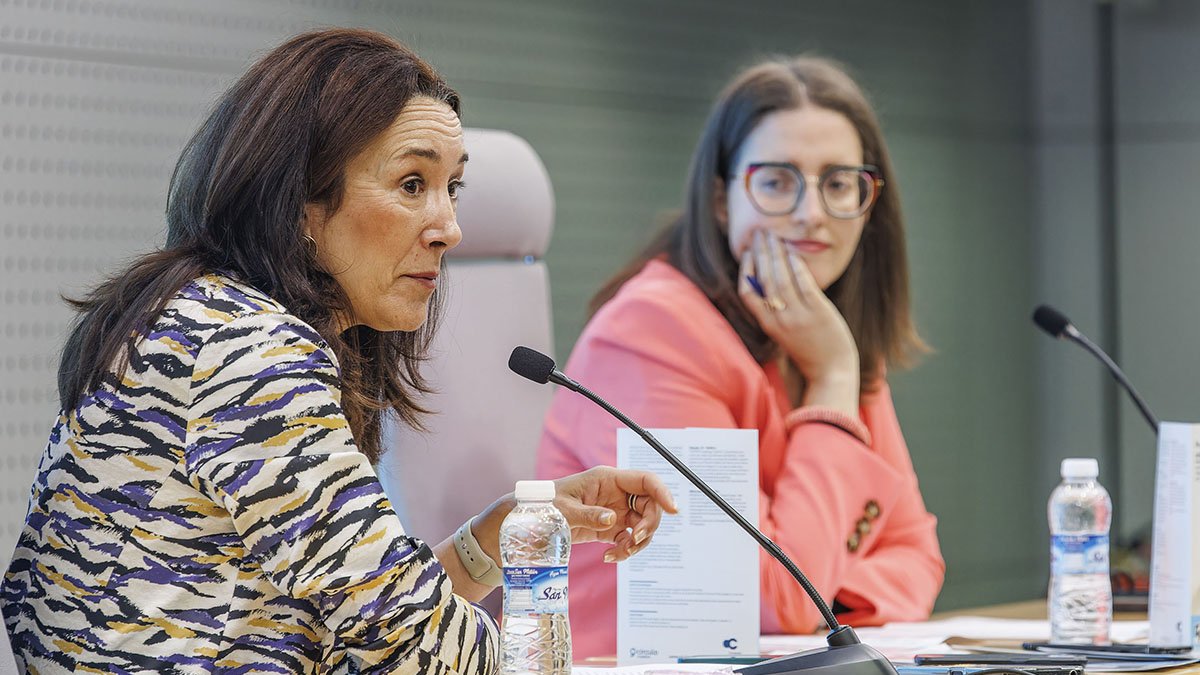 Laura Sebastián (izquierda) y Silvia Arribas, durante la presentación.