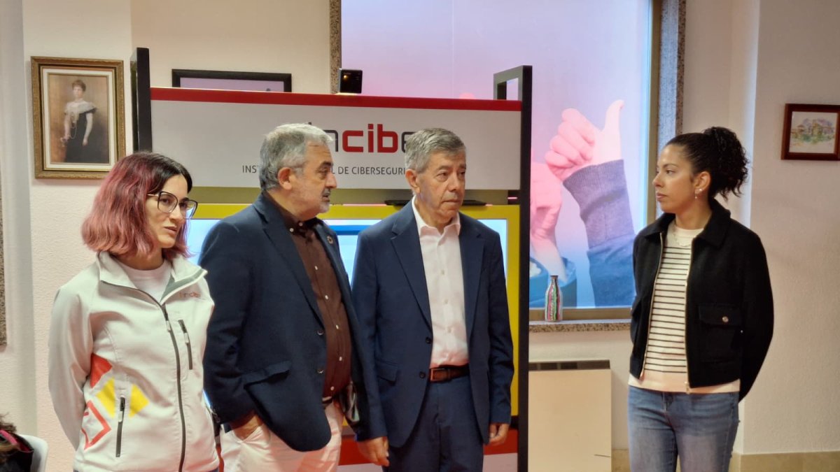 El subdelegado visitó el stand de INCIBE en Medina de Pomar.