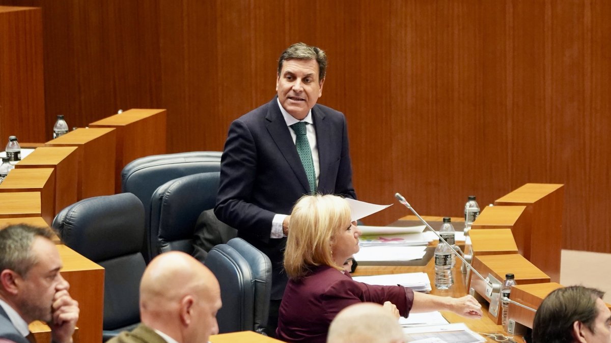 El consejero de Economía y Hacienda, Carlos Fernández Carriedo, durante su intervención en la primera sesión del Pleno de las Cortes de Castilla y León.