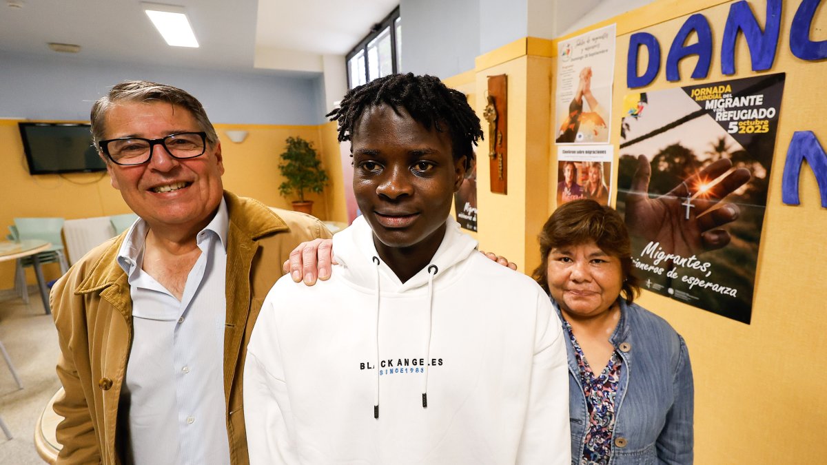 Carlos Gutiérrez (i), Ibrahima Diouf y Hilda Vizarro presentaron el Jubileo de Migrantes y Misioneros en Burgos.
