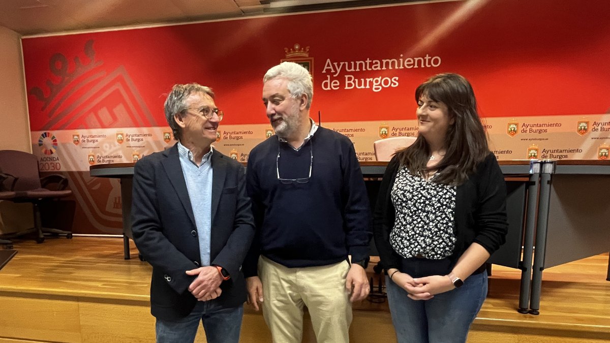 De izquierda a derecha: Mariano Cerdán, Carlos Niño, y María Suárez, durante la presentación de la marcha.