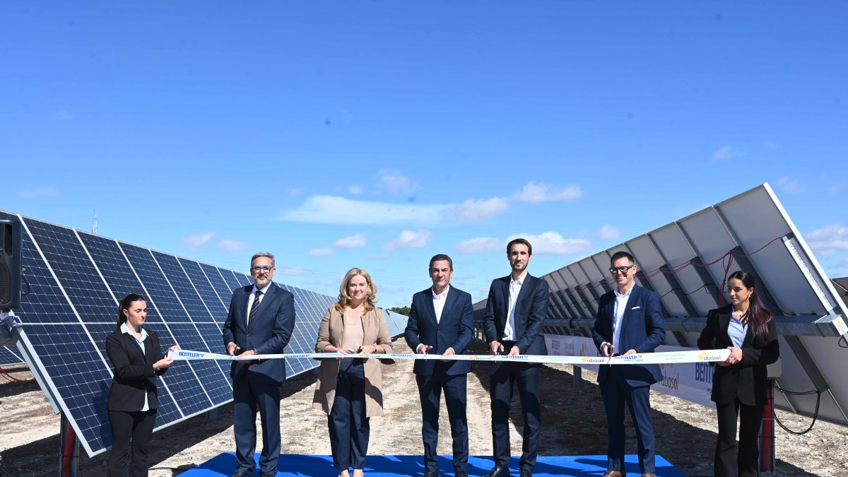 Inauguración de la planta de energía fotovoltaica para autoconsumo de Benteler.