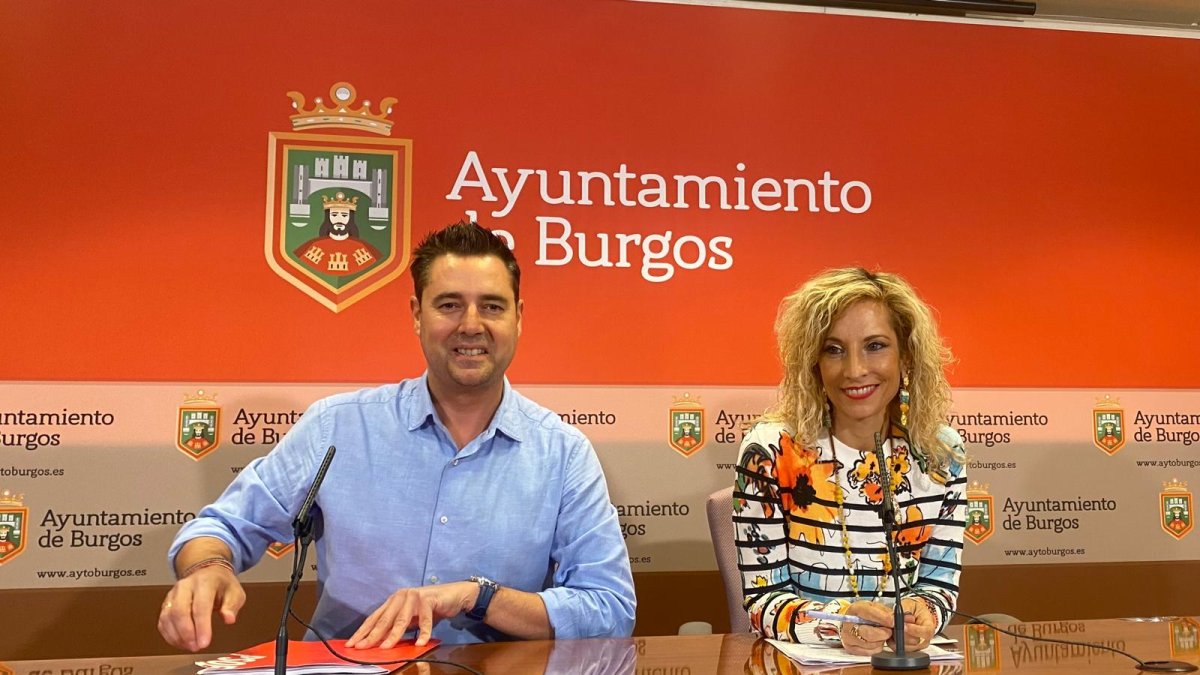 Daniel de la Rosa y Blanca Carpintero, en rueda de prensa, en el Ayuntamiento de Burgos.