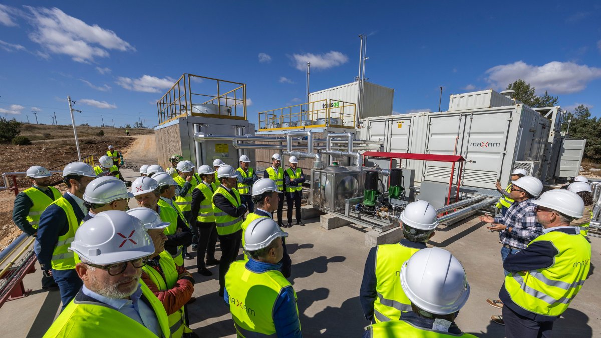 Responsables de la compañía y autoridades locales conocieron sobre el terreno el funcionamiento de la primera planta de amoniaco verde de España, en las instalaciones de Maxam en el Páramo de Masa.